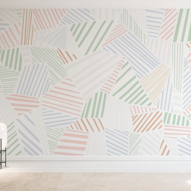 Tapet cu model herringbone în nuanțe de alb, crem, verde și bleu, aplicat pe un perete din living
