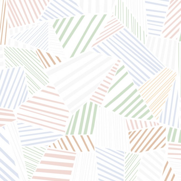 Tapet cu model herringbone în nuanțe de alb, crem, verde și bleu, aplicat pe un perete din living