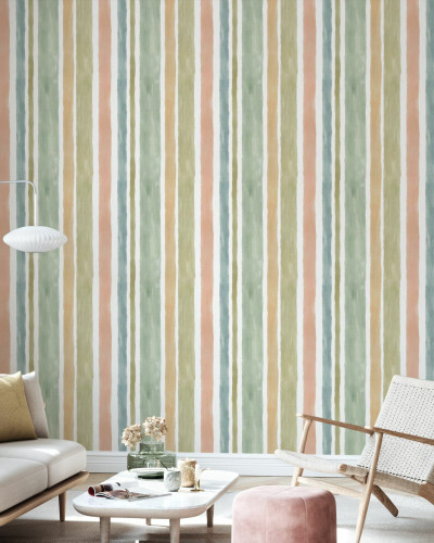 Tapet cu dungi abstracte in culori deschise, gri, verde si roz, in decorul unei camere de zi