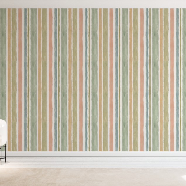 Tapet cu dungi abstracte in culori deschise, gri, verde si roz, in decorul unei camere de zi