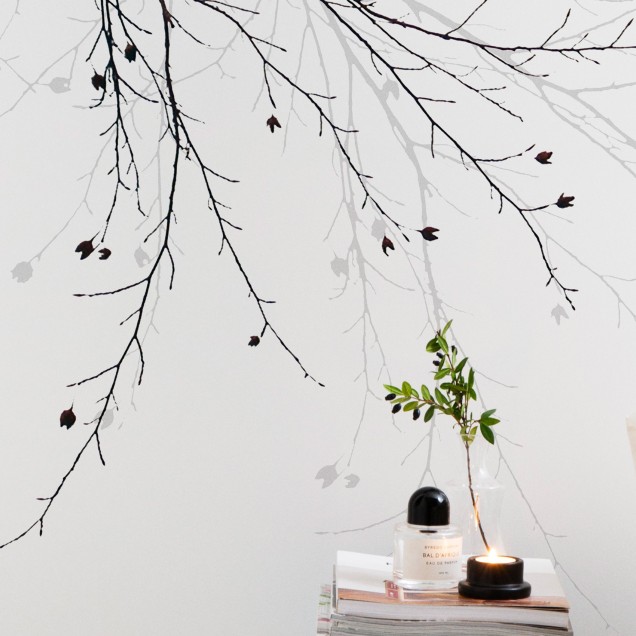 Tapet Black Beech, cu design minimalist,  cu ramuri de copac subtile pe fond alb.