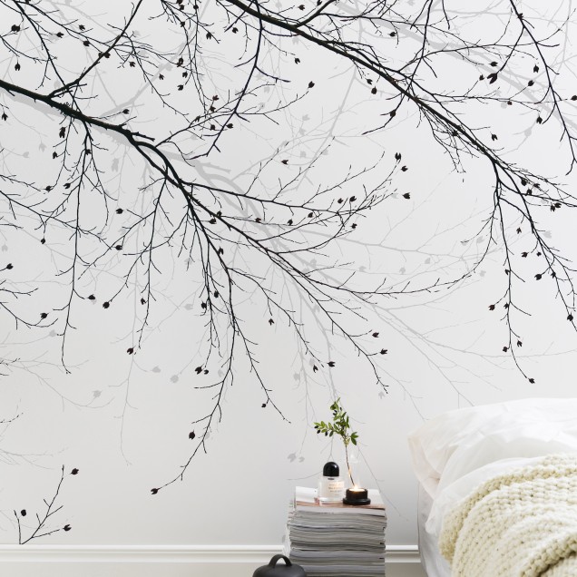Tapet Black Beech, cu design minimalist,  cu ramuri de copac subtile pe fond alb.