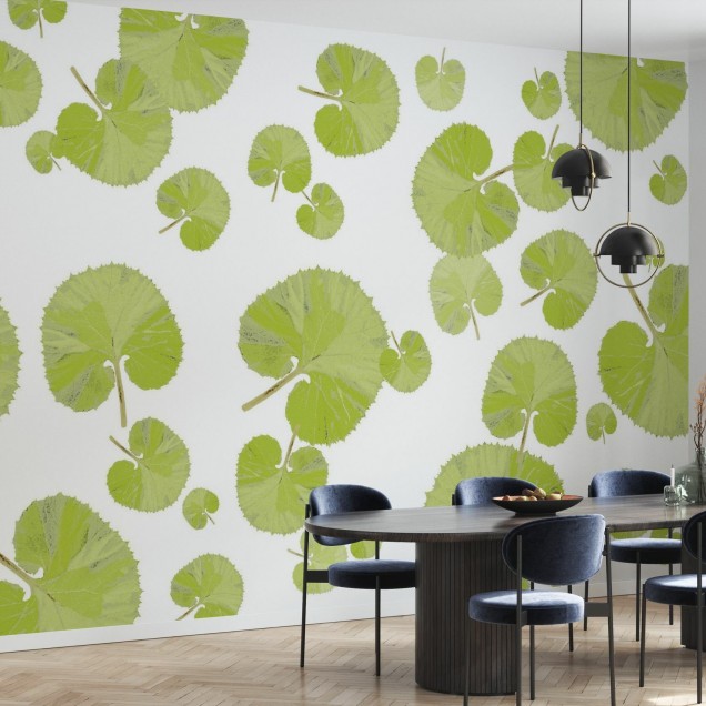 Wallpaper cu frunze verzi pe fond alb, in living
