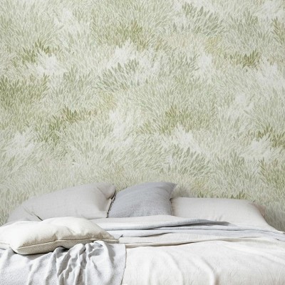Wallpaper Meadow, Light Olive, cu design subtil, care imită o pajiște cu iarbă verde, aduce o notă de natură în interiorul casei tale.