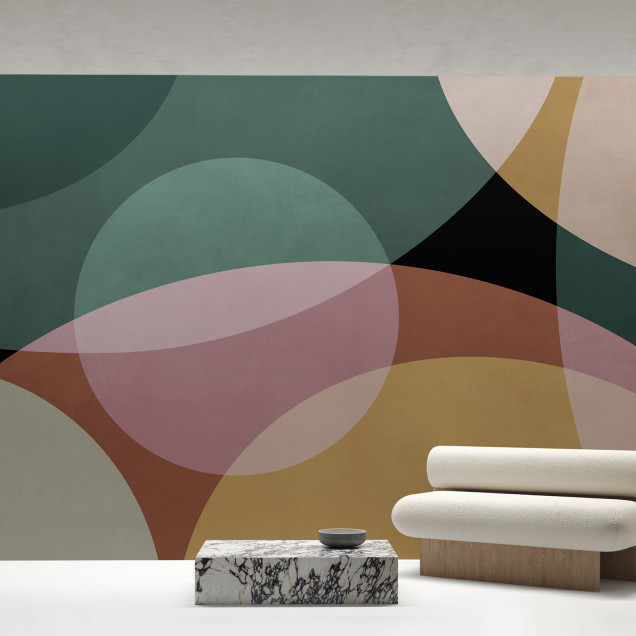 Tapet geometric abstract cu culori vibrante de verde, roz, portocaliu și galben, aplicat pe un perete din dormitor