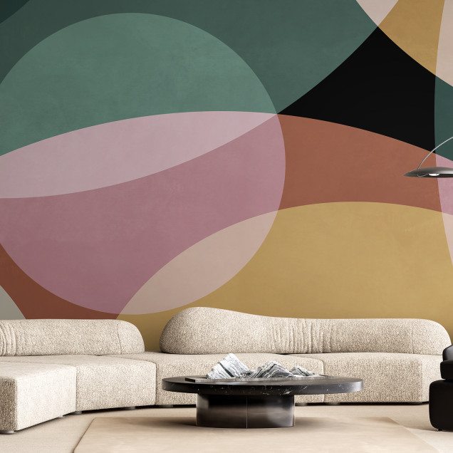 Tapet geometric abstract cu culori vibrante de verde, roz, portocaliu și galben, aplicat pe un perete din dormitor