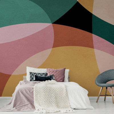 Tapet geometric abstract cu culori vibrante de verde, roz, portocaliu și galben, aplicat pe un perete din dormitor
