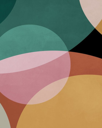 Tapet geometric abstract cu culori vibrante de verde, roz, portocaliu și galben, aplicat pe un perete din dormitor
