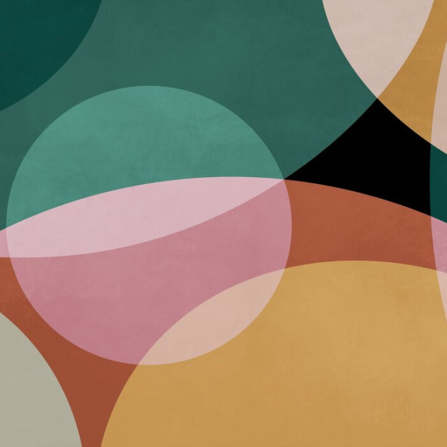 Tapet geometric abstract cu culori vibrante de verde, roz, portocaliu și galben, aplicat pe un perete din dormitor