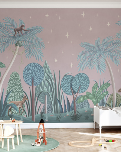 Tapet Nightfall Garden II, roz, cu design panoramic, prezentând o grădină luxuriantă, plină de palmieri, plante tropicale și animale adorabile.