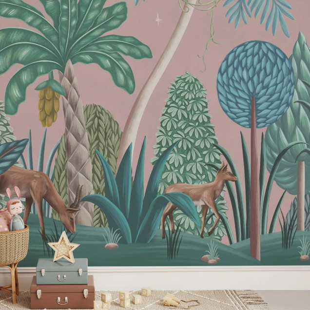 Tapet Nightfall Garden II, roz, cu design panoramic, prezentând o grădină luxuriantă, plină de palmieri, plante tropicale și animale adorabile.