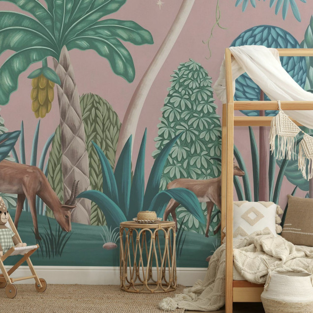 Tapet Nightfall Garden II, roz, cu design panoramic, prezentând o grădină luxuriantă, plină de palmieri, plante tropicale și animale adorabile.