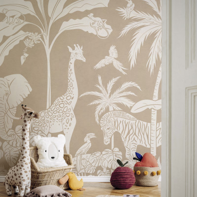 Tapet Jungle Monochrome, maro cu un design minimalist, exotic, cu o girafa, un elefant, o zebră și păsări. Tapetul este imprimat pe hârtie nețesută, ceea ce îl face ușor de aplicat și de îndepărtat.