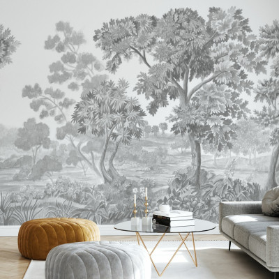 Tapet Old Forest, Timeless Grey cu un design minimalist inspirat de natură. Tapetul este prezentat într-un living modern cu o canapea gri, o măsuță de cafea din sticlă și o plantă verde.