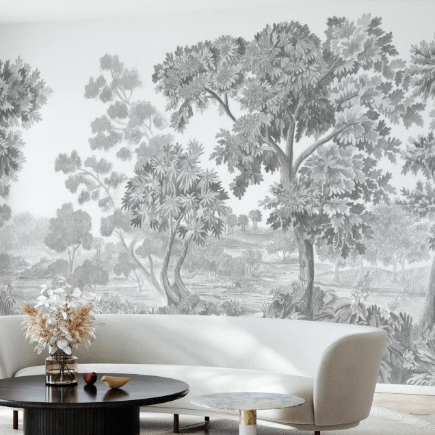 Tapet Old Forest, Timeless Grey cu un design minimalist inspirat de natură. Tapetul este prezentat într-un living modern cu o canapea gri, o măsuță de cafea din sticlă și o plantă verde.