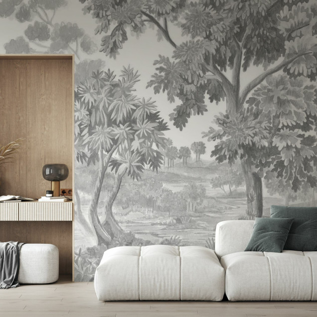 Tapet Old Forest, Timeless Grey cu un design minimalist inspirat de natură. Tapetul este prezentat într-un living modern cu o canapea gri, o măsuță de cafea din sticlă și o plantă verde.