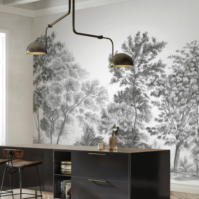 Tapet cu design elegant, în tonuri de gri, reprezentând o scenă liniștitoare a naturii, cu copaci desenati în creion pe un fundal alb.