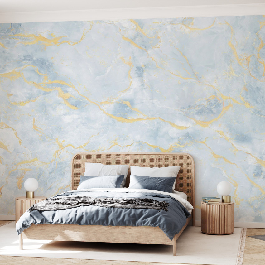 Fototapet cu efect de marmura roz si accente aurii intr-un living modern