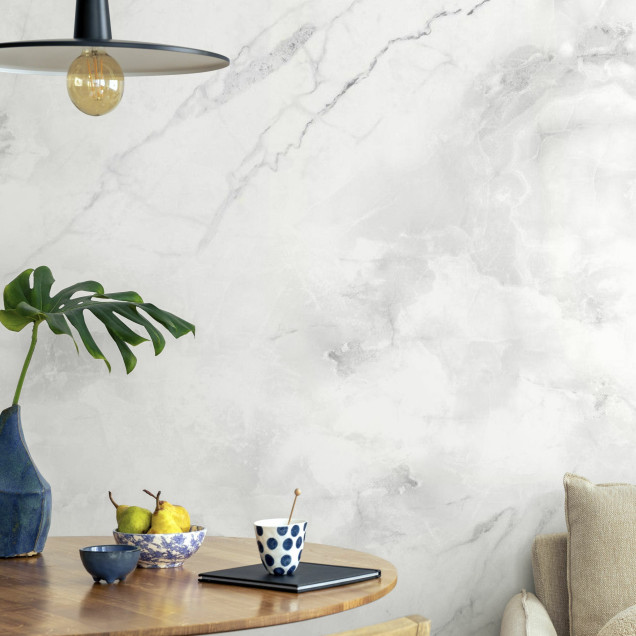 Fototapet cu aspect de marmură albă într-un living modern