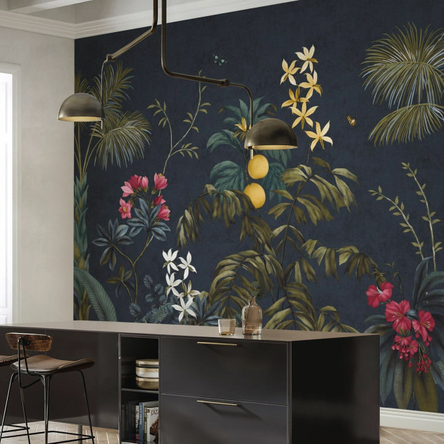 Fototapet cu design tropical, frunze și flori pe fundal închis