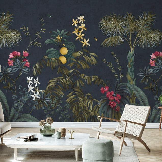 Fototapet cu design tropical, frunze și flori pe fundal închis