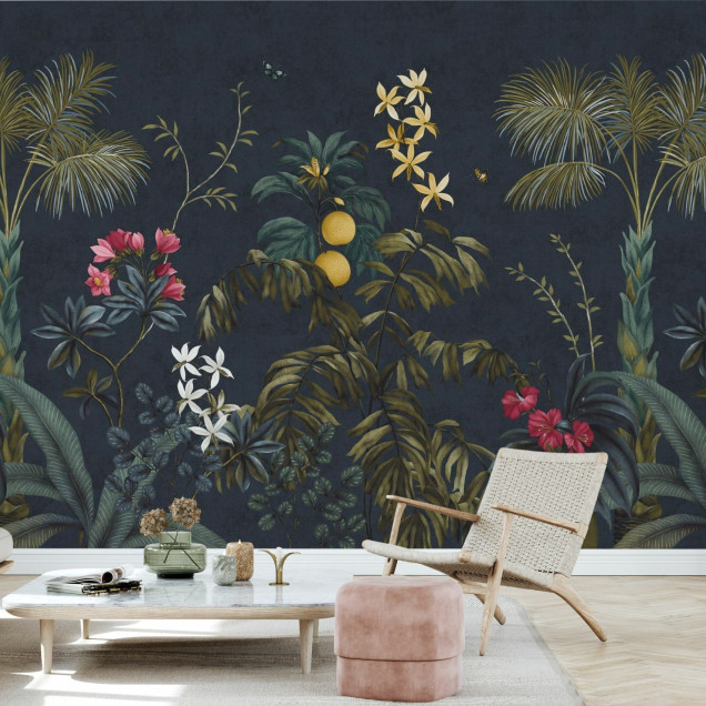 Fototapet cu design tropical, frunze și flori pe fundal închis