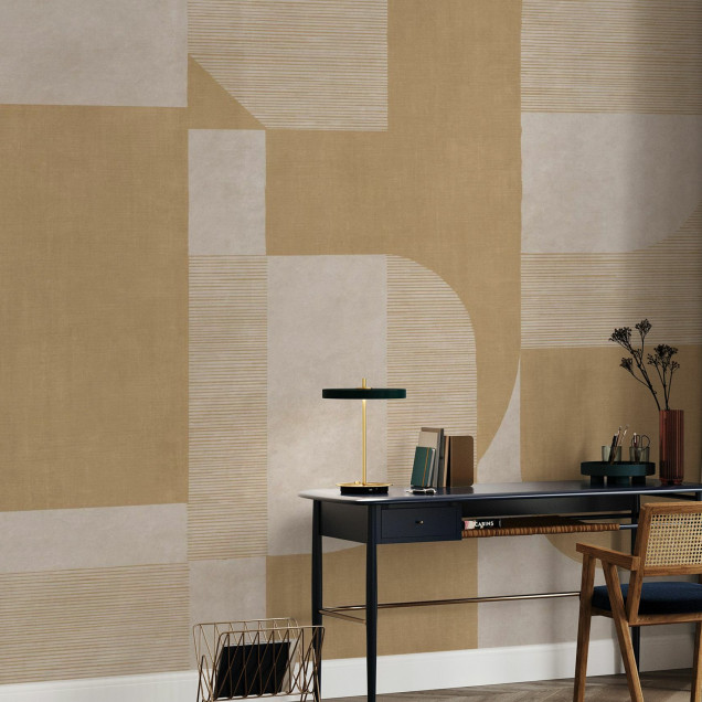 Fototapet cu design geometric în nuanțe de mustar, într-un living modern