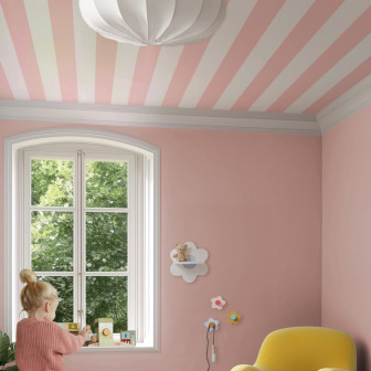 Camera copilului decorată cu tapet cu dungi roz