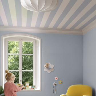 Camera decorată cu tapet cu dungi albastre și mobilier modern.