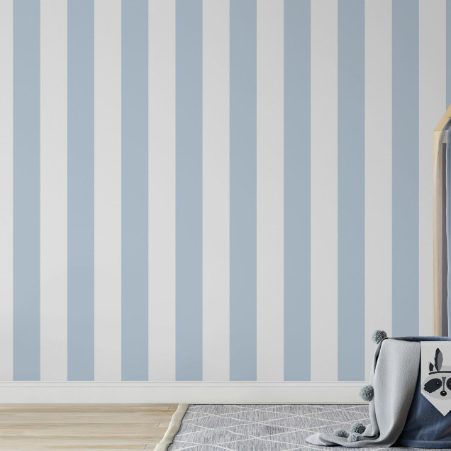 Camera decorată cu tapet cu dungi albastre și mobilier modern.
