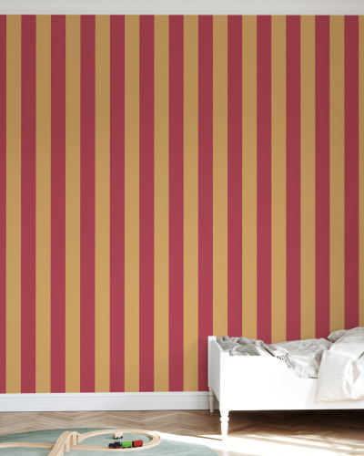 Fototapet cu dungi zmeură și galben într-o cameră de copii