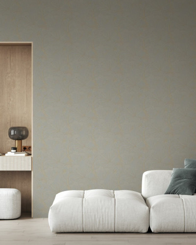 Fototapet bej cu model de arbori și frunze tropicale într-un decor modern.