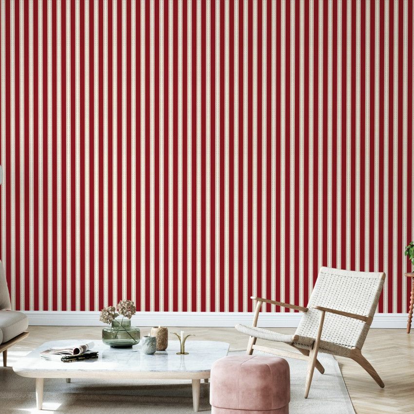Tapet cu dungi verzi deschise într-un interior modern