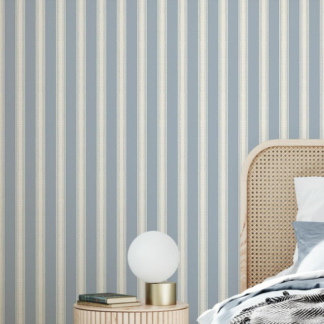 Tapet cu dungi verticale albastre într-un decor interior elegant