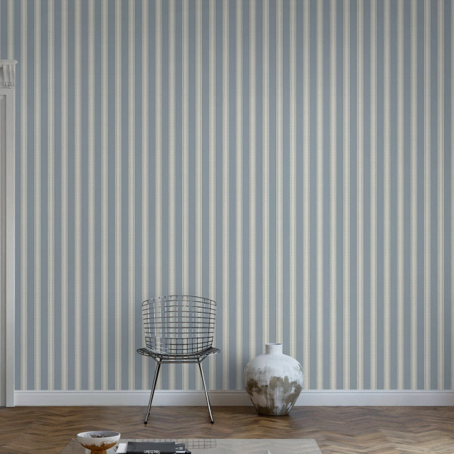 Tapet cu dungi verticale albastre într-un decor interior elegant