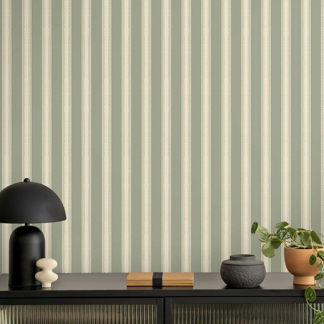 Tapet cu dungi verzi deschise într-un interior modern