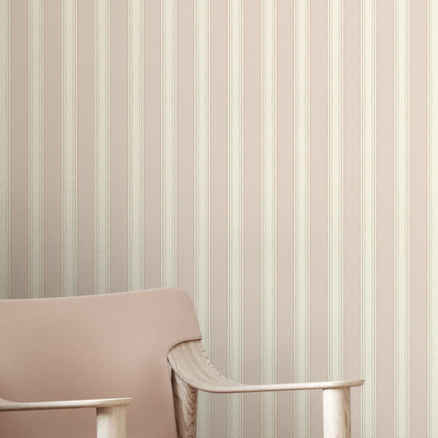 Tapet cu dungi verticale roz într-un interior elegant