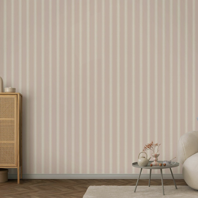 Tapet cu dungi verticale roz într-un interior elegant