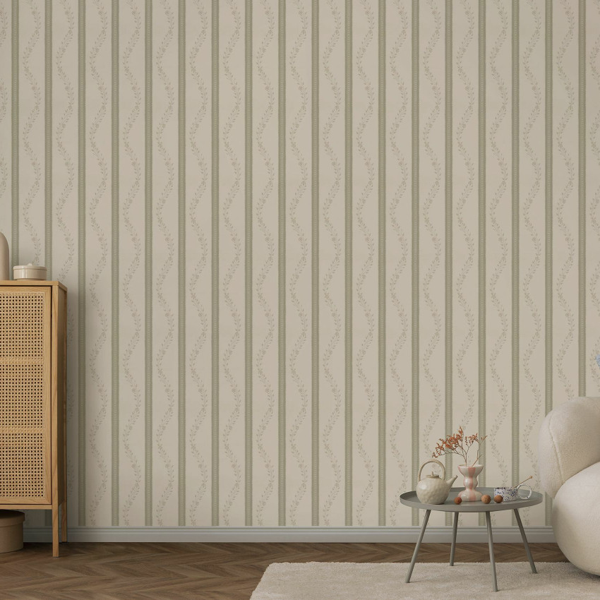 Tapet floral cu dungi roz și crem într-un interior modern