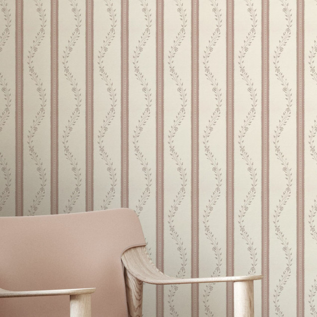 Tapet floral cu dungi roz și crem într-un interior modern