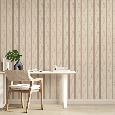 Tapet floral cu dungi roz și crem într-un interior modern