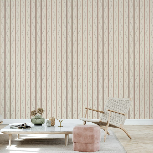 Tapet floral cu dungi roz și crem într-un interior modern