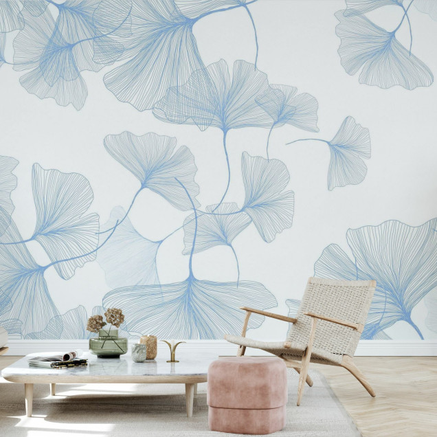 Fototapet floral albastru cu frunze de ginkgo într-un living modern