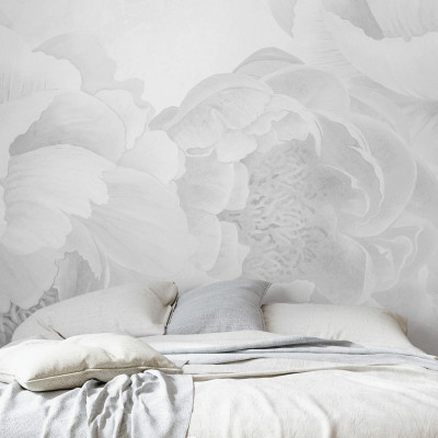Fototapet cu model floral alb-negru, aplicat într-un dormitor modern.