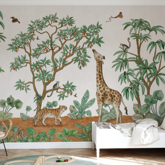 Fototapet cu animale în junglă: girafă, tigru, lemurieni și păsări exotice într-un decor tropical.