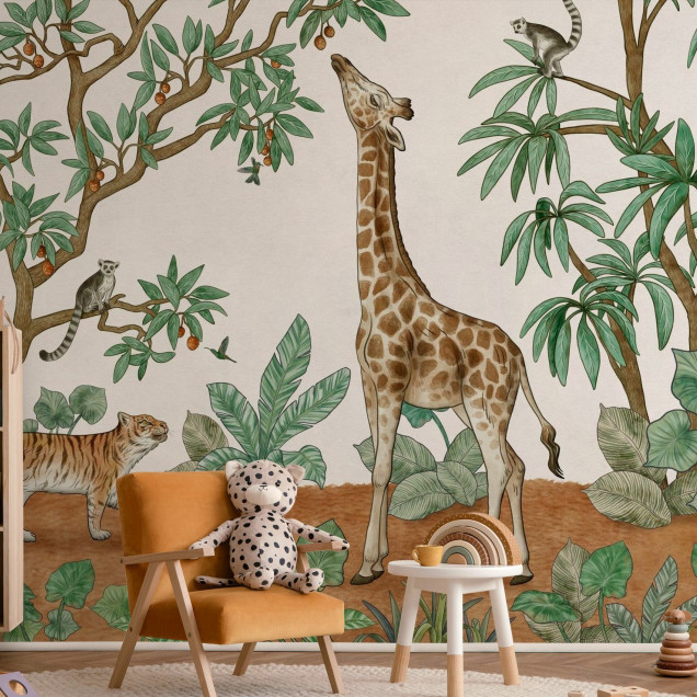 Fototapet cu animale în junglă: girafă, tigru, lemurieni și păsări exotice într-un decor tropical.