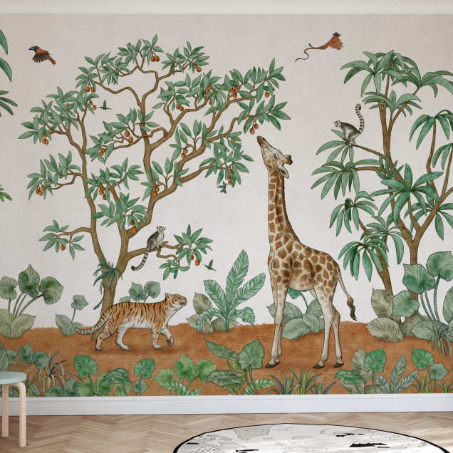 Fototapet cu animale în junglă: girafă, tigru, lemurieni și păsări exotice într-un decor tropical.
