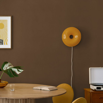 Fototapet teracotă închisă într-un interior elegant