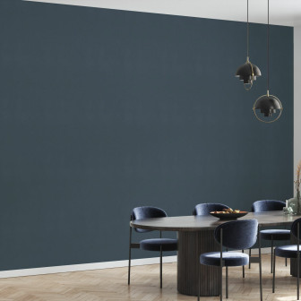 Fototapet albastru închis într-o sufragerie modernă