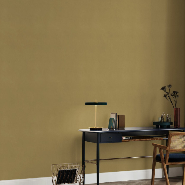 Fototapet galben în living cu mobilier din lemn